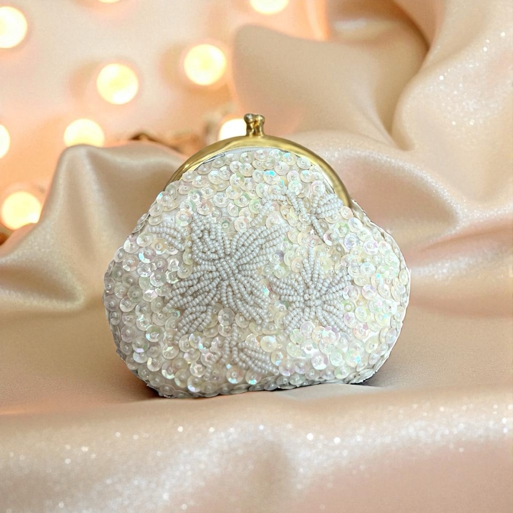 Grande Maison Blanche British Hong Kong Vintage Crème Beaded Purse Kisslock